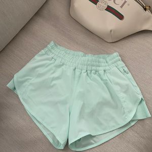 🛑SOLD🛑Lululemon Low-Rise Lined Short 2.5